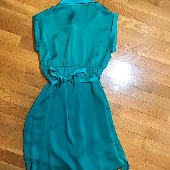 👗NWOT Emerald Silky Detailed Button Down Dr… - Picture 7 of 8